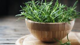 Voňavý rozmarýn: bylinka lásky a věrnosti může být bezva restart pro tvou mysl, krásu i chuťové buňky