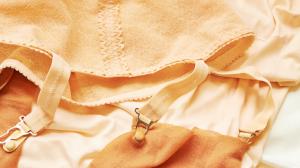 Špičaté podprsenky, bombarďáky i kombiné, ze kterého muži šíleli. To bylo prádlo za „socíku“