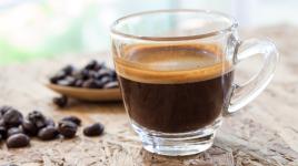 Třikrát hurá! Studie spojují ranní pití kávy s delším a zdravějším životem