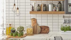 Renovace kuchyňské linky: Výměna desky je snadná, dvířka i obklady můžete polepit