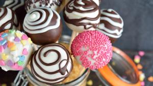 Cake Pops: Dortová lízátka jsou netradiční, ale velmi jednoduchý dezert. Zkuste je!