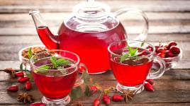 Čaj z čerstvých šípků: tvůj tajný elixír proti podzimním bacilům. Zkus tenhle recept!