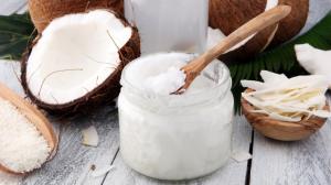 Kokosový olej: Přírodní zázrak pro pokožku, ale i do kuchyně. Na co pozor?