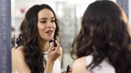 Make-up trendy 2026: ve hře je lesk i upíří romantika!
