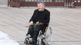 Herec Jiří Štrébl je upoután na invalidní vozík! Na pohřeb Hadrbolcové ho museli dovézt!