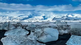 Ledové bloky a hory v pozadí