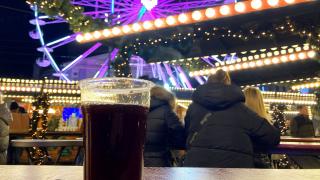 Svařené pivo na adventních trzích v Polsku