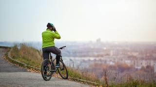 cyklista nad městem