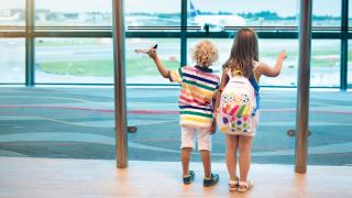 Děti čekající na odlet letadla