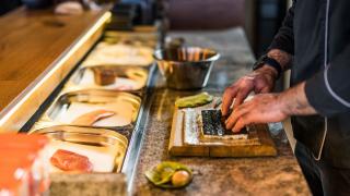 Kuchař při přípravě sushi