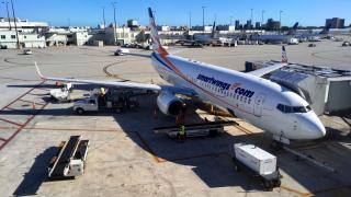 Boeing 737 Smartwings stojí u gatu 