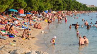 Turisté zaplnili pobřeží