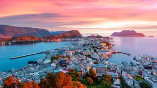 Pohled na jedno z norských pobřežních měst obklopené mořem