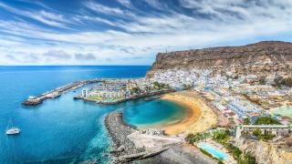 Pobřežní město s písečnou pláží