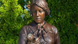 Detail obličeje bronzové sochy ženy