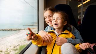 Děti cestují vlakem