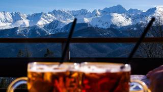 Pohled na zasněžené Tatry z venkovní terasy