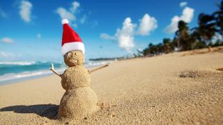 Sněhulák z písku s čepicí 