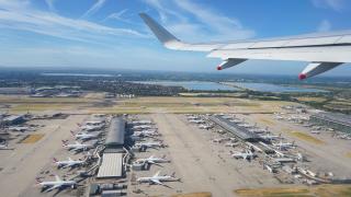 Letecký pohled na terminály a ranveje letiště Heathrow 