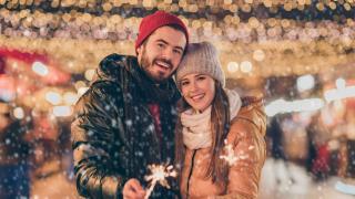 Usměvavý pár s prskavkami