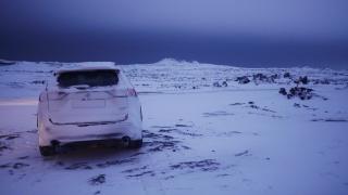 Auto v zimní bouři