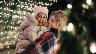 Maminka s dcerou si užívají světelnou atmosféru 