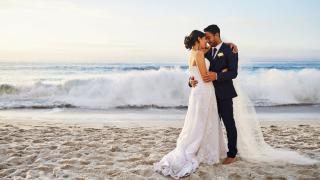 Svatební pár u moře