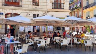 Posezení na venkovní terase restaurace ve Španělsku