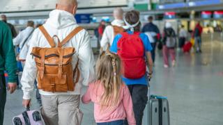 Rodina na letišti s kufry