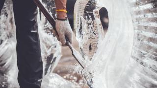 Umělec tvaruje blok ledu 