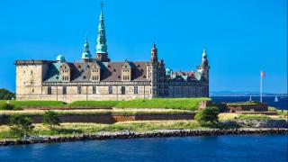 Zámek Kronborg ve slunném dnu, stojící v městě Helsingor na severovýchodě Dánska - Cestovinky.cz