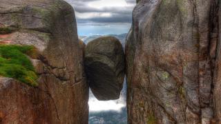 Kjerag. Z fotek na tomto kameni mrazí v zádech. Patří k tomu nejlepšímu z Norska - Cestovinky.cz