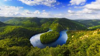 Sopečné vrcholy, bohatá fauna i flóra a jedinečné meandry – to je údolí Auvergne - Cestovinky.cz