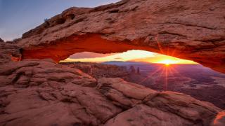 Mesa arch je součástí národního parku Canyonlands - Cestovinky.cz