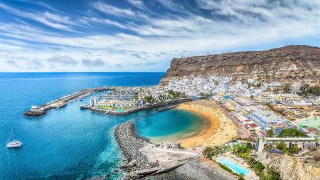 Pobřežní město s písečnou pláží