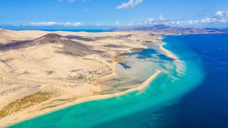 Letecký pohled na pláže a tyrkysový oceán