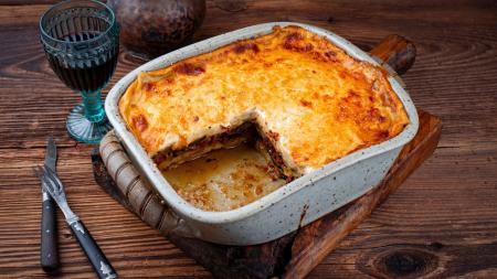 Musaka: příběh balkánských „lasagní“ a recept, kterým ohromíte i ty nejnáročnější strávníky