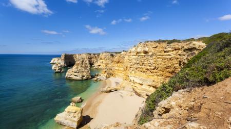 Praia Da Marinha je nejlepší pláží Portugalska. Nachází se v oblasti Algarve. - Cestovinky.cz