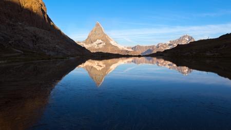 Jezero Riffelsee poblíž hory Matterhorn ve Švýcarsku - Cestovinky.cz