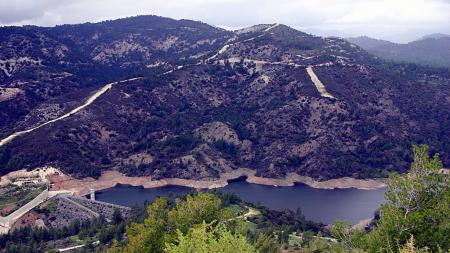 Pohoří Troodos a pohled do údolí - Cestovinky.cz