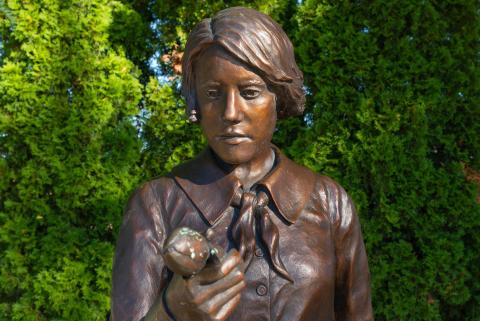 Detail obličeje bronzové sochy ženy