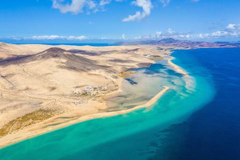 Letecký pohled na pláže a tyrkysový oceán