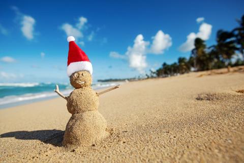 Sněhulák z písku s čepicí 