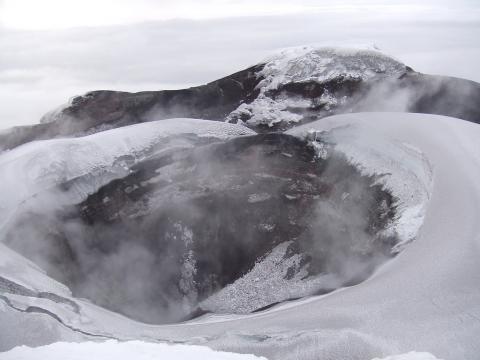 Zasněžený kráter Cotopaxi v Ekvádoru - Cestovinky.cz