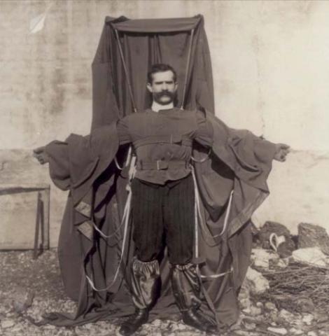 Rakouský krejčí Franz Reichelt ve svém vlastnoručně vyráběném padáku. - Cestovinky.cz