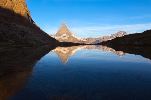 Jezero Riffelsee poblíž hory Matterhorn ve Švýcarsku - Cestovinky.cz