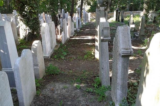 Náhrobky židovského hřbitova na Smíchově
