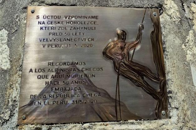 pamětní deska československých horolezců v Peru
