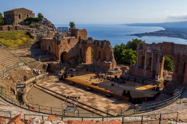 2_the_white_lotus_teatro_antico_taormina