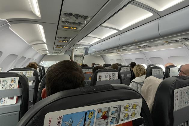 Pohled do interiéru letadla s obsazenými sedadly